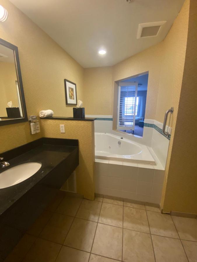 Holiday Inn Express And Suites Detroit North-Troy By Ihg Kültér fotó